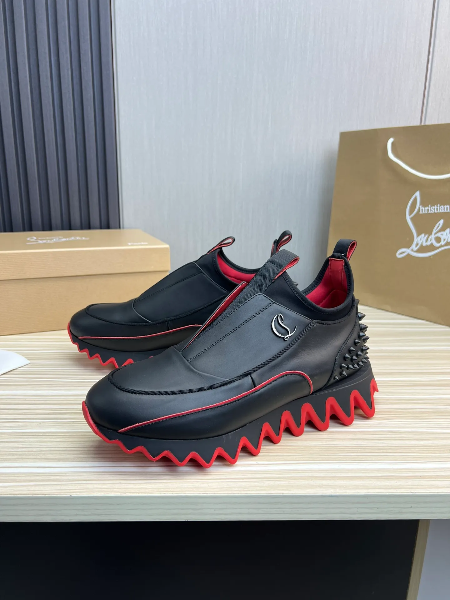 Men's shoes 💰680💰 CL popular red-soled boots 🆑1:1 original mold, Christian* Louboutin, imported cowhide stitching on the upper & water-dyed cowhide lining, original outsole ⬆️ Wear-resistant and non-slip, full set of counter packaging 🎁38-45 (38.45 for customization, non-refundable)